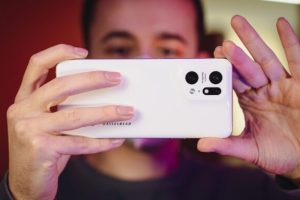 L'appareil photo du Oppo Find X5 Pro est signé Hasselblad. // Source : Louise Audry pour Numerama