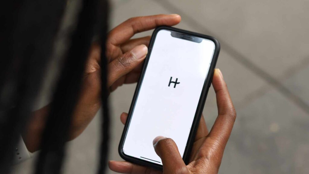 Hinge, l'application de rencontre sur laquelle les victimes ont rencontré leur arnaqueur // Source : Good Faces Agency / Unsplash Hinge, l'application de rencontre sur laquelle les victimes ont rencontré leur arnaqueur // Source : Good Faces Agency / Unsplash