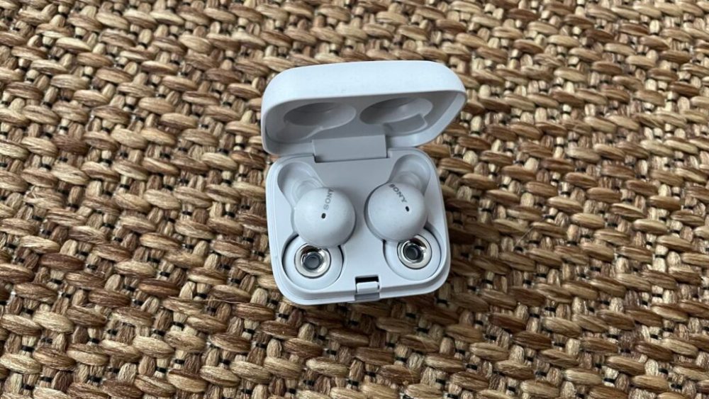 Les écouteurs Sony EarBuds dans leur boîtier // Source : Maxime Claudel Les écouteurs Sony EarBuds dans leur boîtier // Source : Maxime Claudel