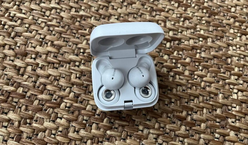 Les écouteurs Sony EarBuds dans leur boîtier // Source : Maxime Claudel Les écouteurs Sony EarBuds dans leur boîtier // Source : Maxime Claudel