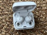 Les écouteurs Sony EarBuds dans leur boîtier // Source : Maxime Claudel