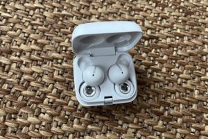 Les écouteurs Sony EarBuds dans leur boîtier // Source : Maxime Claudel