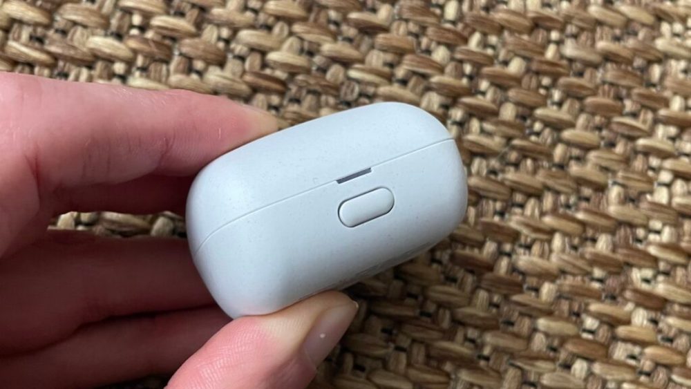 Le bouton d'ouverture sur le boîtier des écouteurs Sony LinkBuds // Source : Maxime Claudel Le bouton d'ouverture sur le boîtier des écouteurs Sony LinkBuds // Source : Maxime Claudel