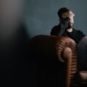 Un homme assis sur un canapé // Source : Pixabay