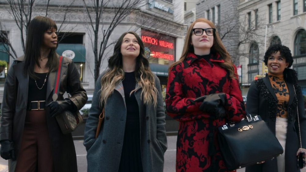 Laverne Cox (Kacy), Katie Lowes (Rachel), Julia Garner (Anna) et Alexis Floyd (Neff), admirent le travail d'Anna // Source : Netflix Laverne Cox (Kacy), Katie Lowes (Rachel), Julia Garner (Anna) et Alexis Floyd (Neff), admirent le travail d'Anna // Source : Netflix