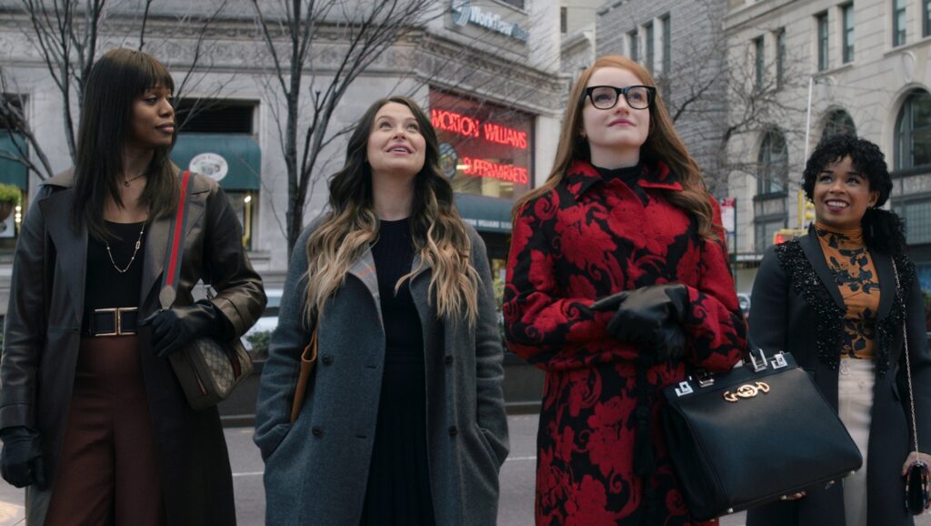 Laverne Cox (Kacy), Katie Lowes (Rachel), Julia Garner (Anna) et Alexis Floyd (Neff), admirent le travail d'Anna // Source : Netflix Laverne Cox (Kacy), Katie Lowes (Rachel), Julia Garner (Anna) et Alexis Floyd (Neff), admirent le travail d'Anna // Source : Netflix