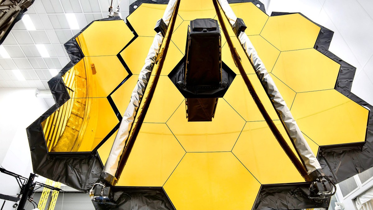 Miroir segmenté du JWST. // Source : Credit NASA/Chris Gunn (photo recadrée) Miroir segmenté du JWST. // Source : Credit NASA/Chris Gunn (photo recadrée)