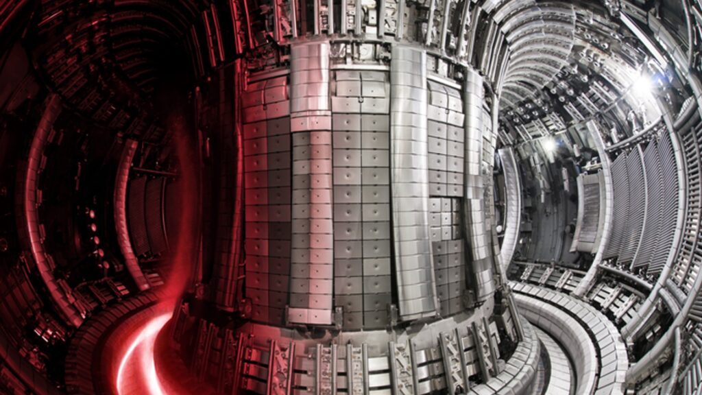 À l'intérieur du réacteur à fusion nucléaire JET. // Source : UKAEA À l'intérieur du réacteur à fusion nucléaire JET. // Source : UKAEA