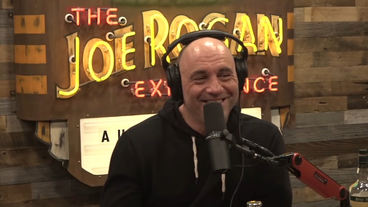 Joe Rogan pendant l'enregistrement de son podcast, The Joe Rogan Experience // Source : Joe Rogan / YouTube Joe Rogan pendant l'enregistrement de son podcast, The Joe Rogan Experience // Source : Joe Rogan / YouTube
