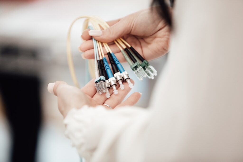Des câbles de fibres optiques // Source : Lars Kienle / Unsplash Des câbles de fibres optiques // Source : Lars Kienle / Unsplash