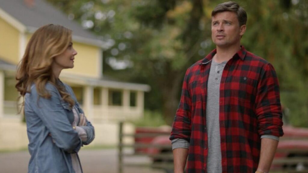 Loïs (Erica Durance) et Clark (Tom Welling) lors de l'épilogue diffusé en 2019 dans l'Arrowverse, sur The CW. // Source : The CW Loïs (Erica Durance) et Clark (Tom Welling) lors de l'épilogue diffusé en 2019 dans l'Arrowverse, sur The CW. // Source : The CW