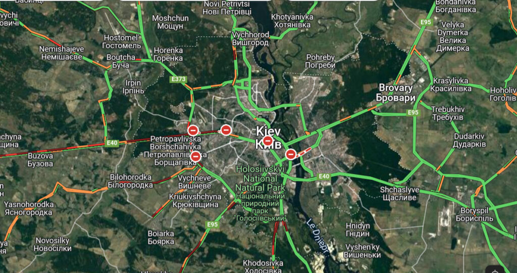 Ce soir un peu avant 19h, les axes autoroutiers à l'ouest de la capitale étaient encore complètement bouchés // Source : Capture écran Cyberguerre - Google maps