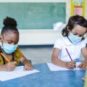 Le masque chirurgical chez les enfants est efficace. // Source : Pexels Le masque chirurgical chez les enfants est efficace. // Source : Pexels