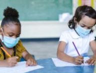 Le masque chirurgical chez les enfants est efficace. // Source : Pexels