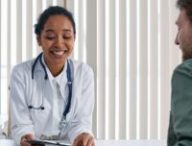 Une médecin avec un patient. // Source : Pexels