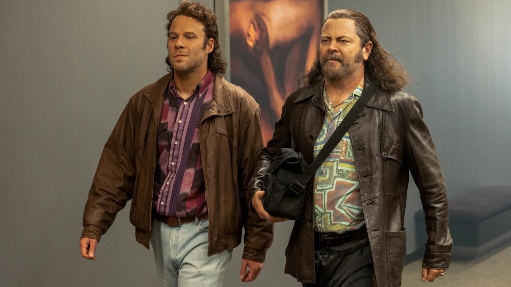 Seth Rogen et Nick Offerman incarnent Rand Gauthier et Uncle Miltie, à l'origine de la diffusion de la sex-tape // Source : Kelsey McNeal/Hulu Seth Rogen et Nick Offerman incarnent Rand Gauthier et Uncle Miltie, à l'origine de la diffusion de la sex-tape // Source : Kelsey McNeal/Hulu