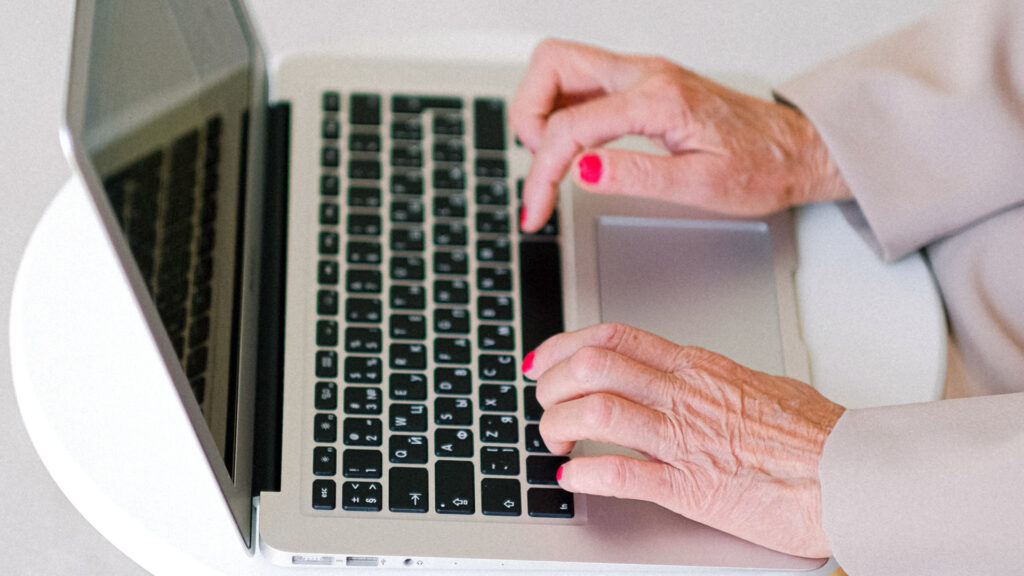 Une personne senior utilisant un clavier. // Source : Anna Shvets Une personne senior utilisant un clavier. // Source : Anna Shvets