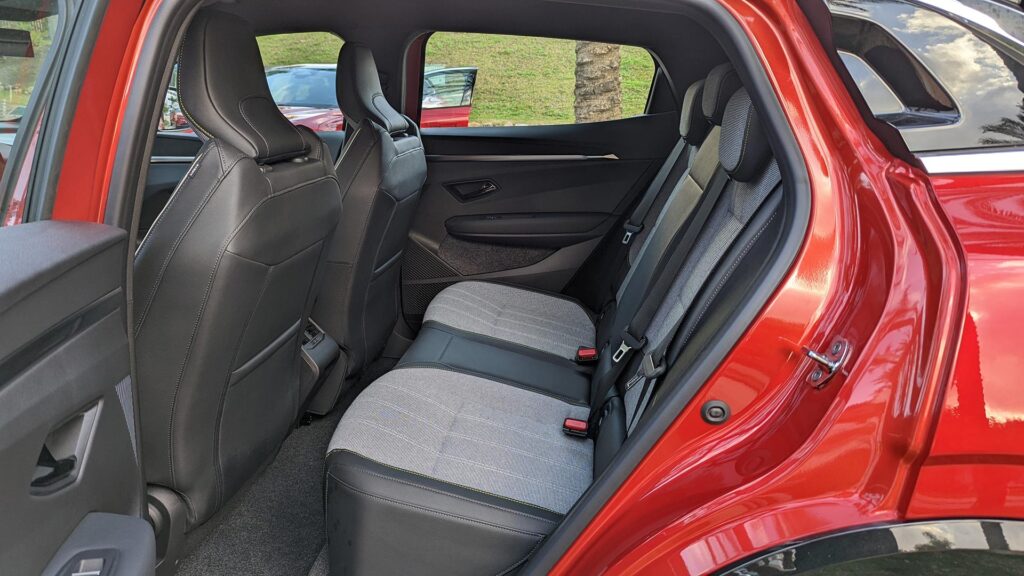 Places arrière Renault Megane E-Tech Techno // Source : Raphaelle Baut pour Numerama Places arrière Renault Megane E-Tech Techno // Source : Raphaelle Baut pour Numerama