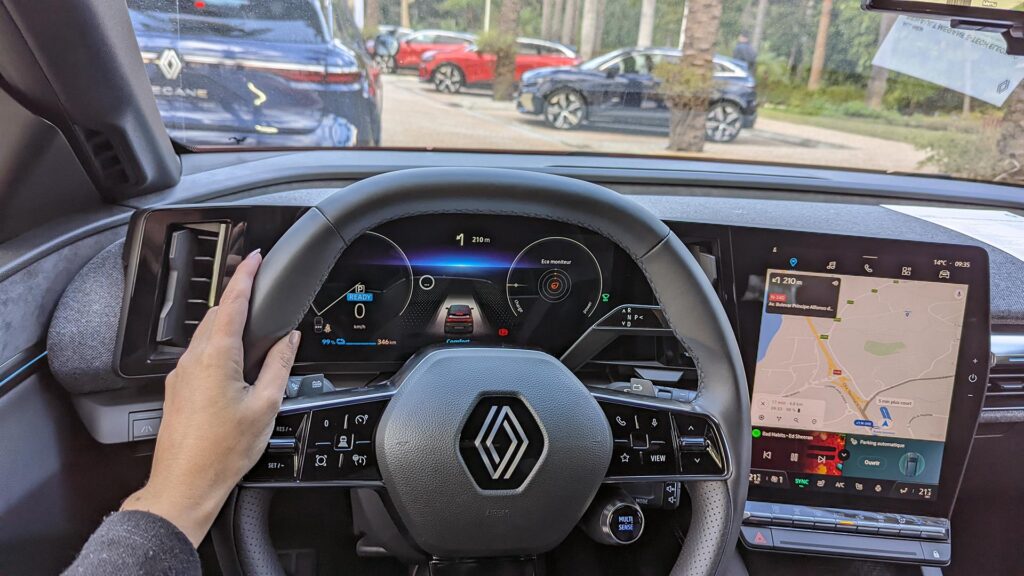 Au volant de Renault Megane E-Tech // Source : Raphaelle Baut pour Numerama Au volant de Renault Megane E-Tech // Source : Raphaelle Baut pour Numerama