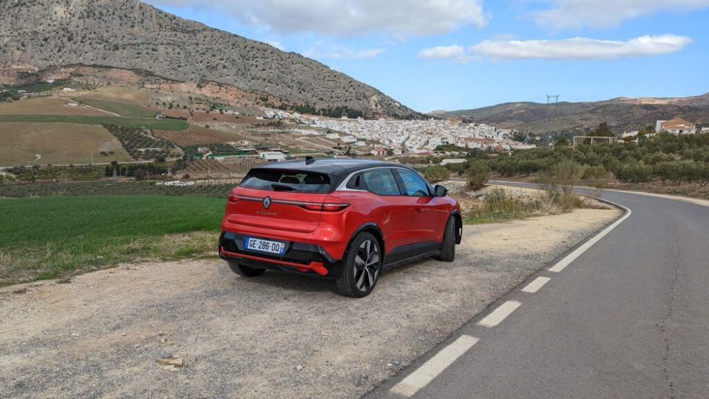 Renault Megane E-Tech sur la route // Source : Raphaelle Baut pour Numerama Renault Megane E-Tech sur la route // Source : Raphaelle Baut pour Numerama