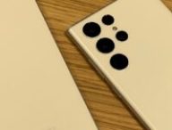 Le Galaxy S22+ à gauche. Le Galaxy S22 Ultra, à droite. // Source : NL - Numerama
