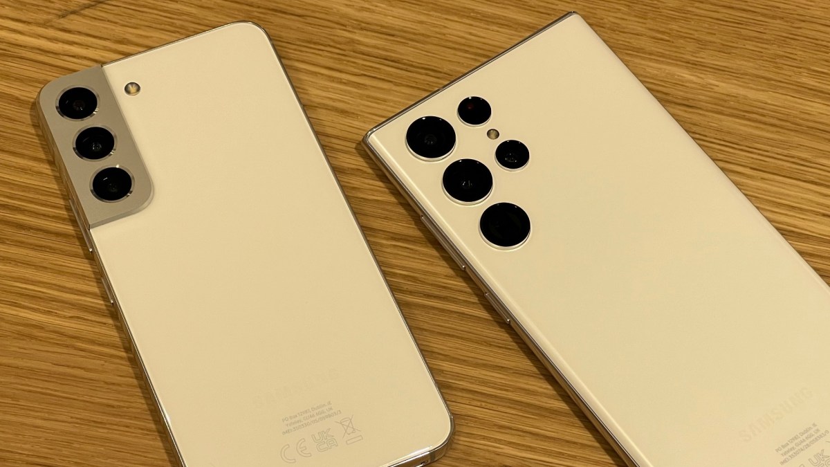 Le Galaxy S22+ à gauche. Le Galaxy S22 Ultra, à droite. // Source : NL - Numerama Le Galaxy S22+ à gauche. Le Galaxy S22 Ultra, à droite. // Source : NL - Numerama