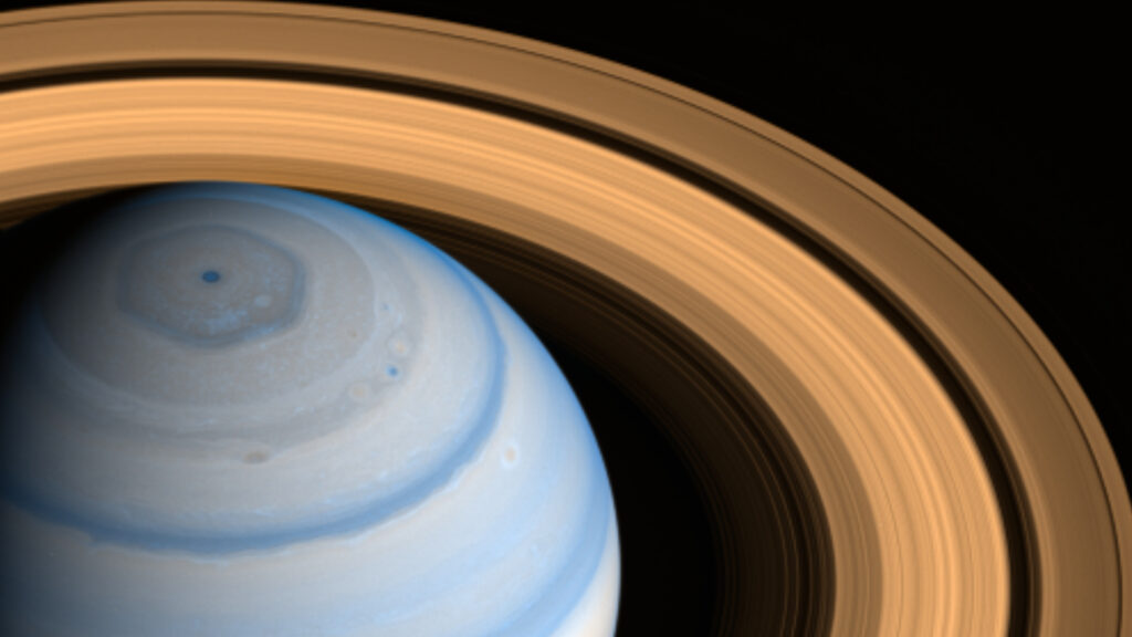Saturne, à partir d'images prises dans l'infrarouge par Cassini en 2014. // Source : NASA/JPL-Caltech/SSI/CICLOPS/Kevin M. Gill (photo recadrée) Saturne, à partir d'images prises dans l'infrarouge par Cassini en 2014. // Source : NASA/JPL-Caltech/SSI/CICLOPS/Kevin M. Gill (photo recadrée)