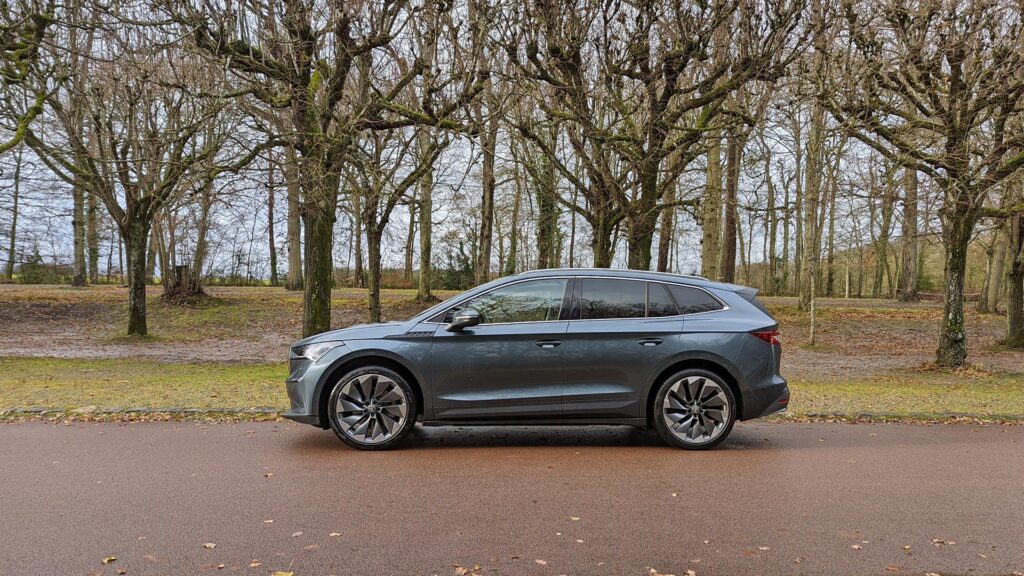 Profil du Skoda Enyaq iV // Source : Raphaelle Baut pour Numerama Profil du Skoda Enyaq iV // Source : Raphaelle Baut pour Numerama