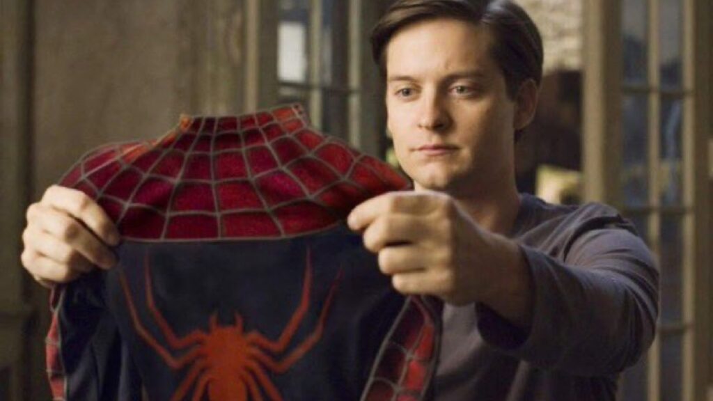 Tobey Maguire, tenant entre les mains son costume, dans Spider-Man 1 (Sam Raimi). // Source : Marvel Tobey Maguire, tenant entre les mains son costume, dans Spider-Man 1 (Sam Raimi). // Source : Marvel