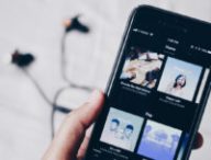 App Spotify sur un smartphone. // Source : Unplash/Fixelgraphy (photo recadrée)