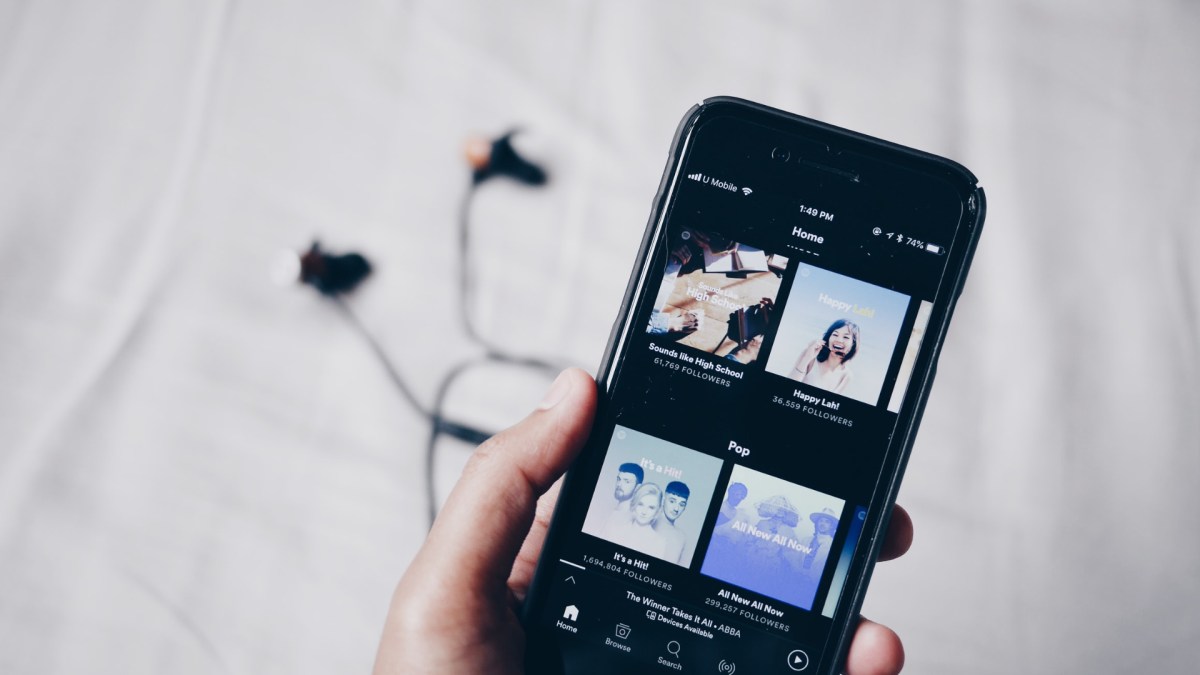 App Spotify sur un smartphone. // Source : Unplash/Fixelgraphy (photo recadrée) App Spotify sur un smartphone. // Source : Unplash/Fixelgraphy (photo recadrée)