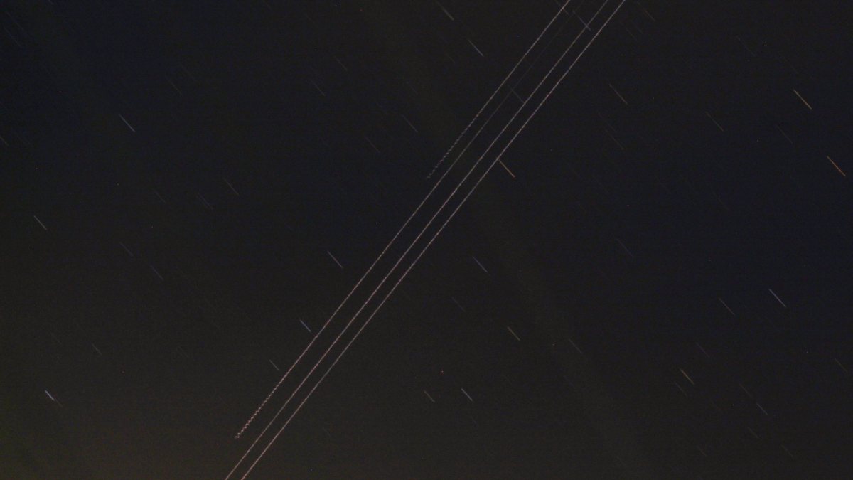 Un train de satellites Starlink. // Source : Flickr/CC/Giuseppe Donatiello (photo recadrée) Un train de satellites Starlink. // Source : Flickr/CC/Giuseppe Donatiello (photo recadrée)