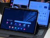 La Galaxy Tab S8 normale posée sur la Galaxy Tab S8 Ultra. // Source : NL - Numerama