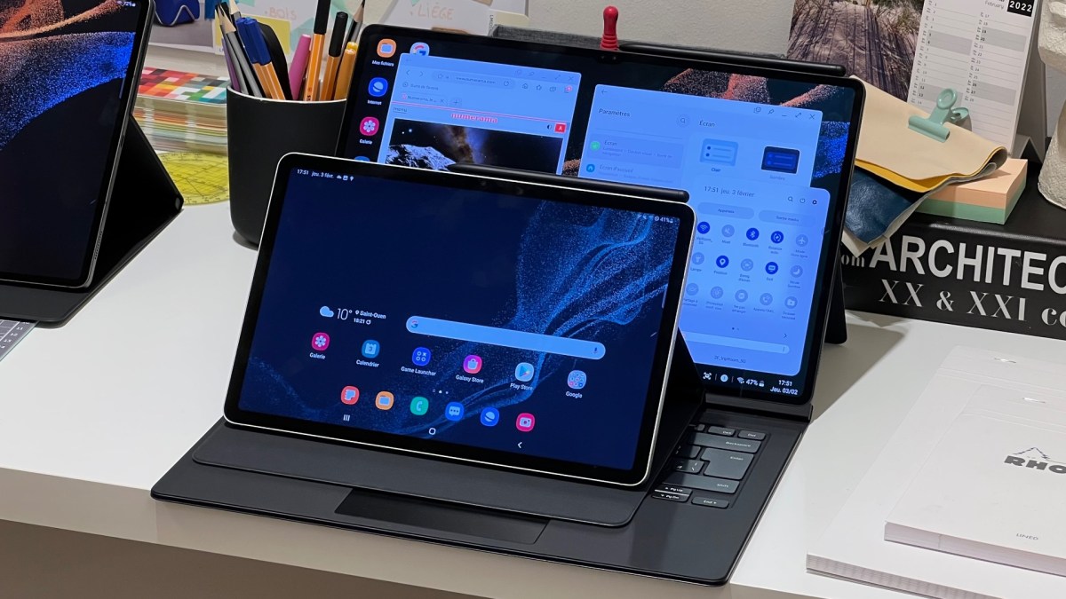 La Galaxy Tab S8 normale posée sur la Galaxy Tab S8 Ultra. // Source : NL - Numerama La Galaxy Tab S8 normale posée sur la Galaxy Tab S8 Ultra. // Source : NL - Numerama