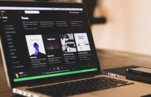 Spotify // Source : sgcdesignco / Unsplash Spotify // Source : sgcdesignco / Unsplash