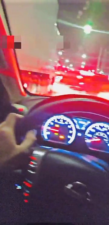 Une des très nombreuses vidéos qui montrent des civils quitter Kiev ce 24 février. Ici, le conducteur dit aller à Lviv, une ville de l'Ouest du pays. // Source : Cyberguerre - SnapMap