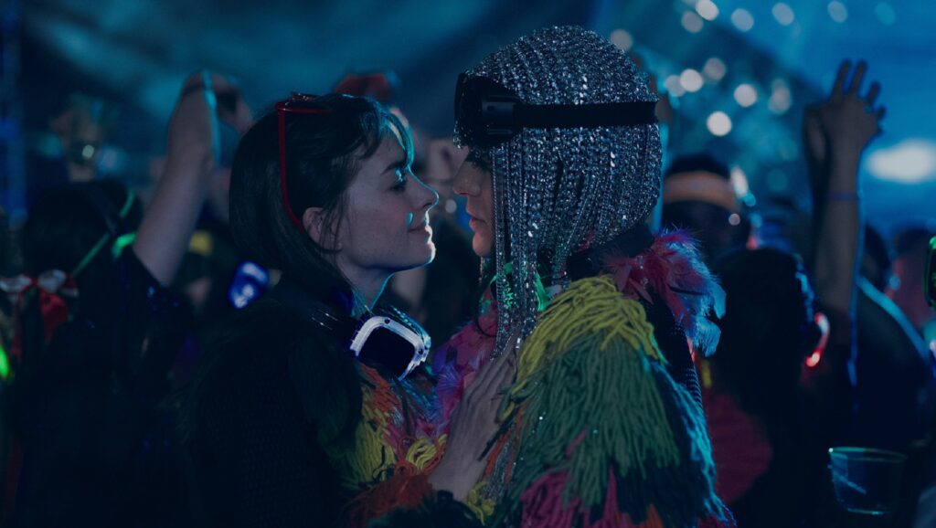 Anne Hathaway et Jared Leto forment un couple déjanté et démesuré // Source : Apple TV+ Anne Hathaway et Jared Leto forment un couple déjanté et démesuré // Source : Apple TV+