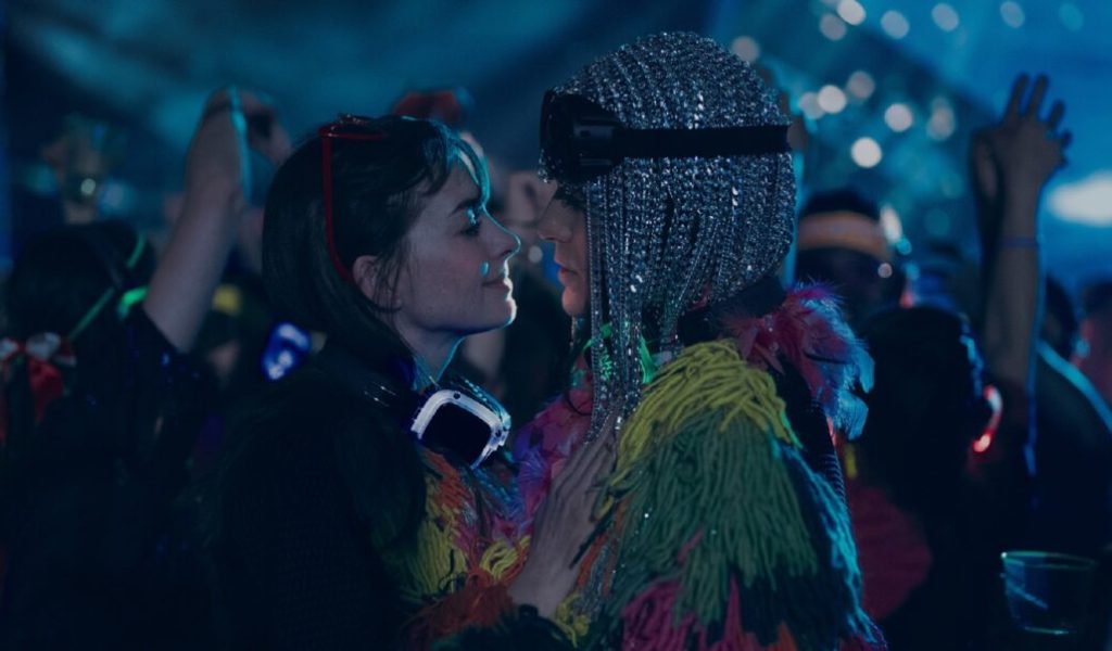 Anne Hathaway et Jared Leto forment un couple déjanté et démesuré // Source : Apple TV+ Anne Hathaway et Jared Leto forment un couple déjanté et démesuré // Source : Apple TV+