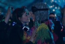 Anne Hathaway et Jared Leto forment un couple déjanté et démesuré // Source : Apple TV+ Anne Hathaway et Jared Leto forment un couple déjanté et démesuré // Source : Apple TV+
