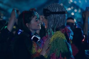 Anne Hathaway et Jared Leto forment un couple déjanté et démesuré // Source : Apple TV+
