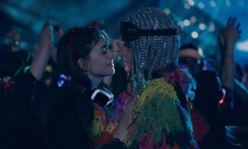 Anne Hathaway et Jared Leto forment un couple déjanté et démesuré // Source : Apple TV+ Anne Hathaway et Jared Leto forment un couple déjanté et démesuré // Source : Apple TV+