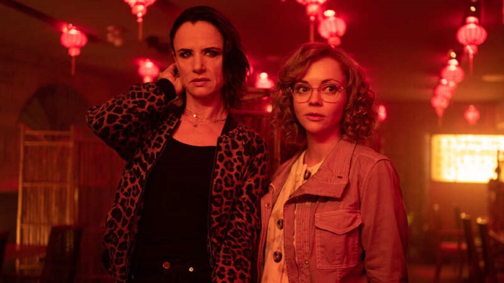 Juliette Lewis (Natalie) et Christina Ricci (Misty) incarnent deux survivantes du crash. // Source : Showtime Juliette Lewis (Natalie) et Christina Ricci (Misty) incarnent deux survivantes du crash. // Source : Showtime