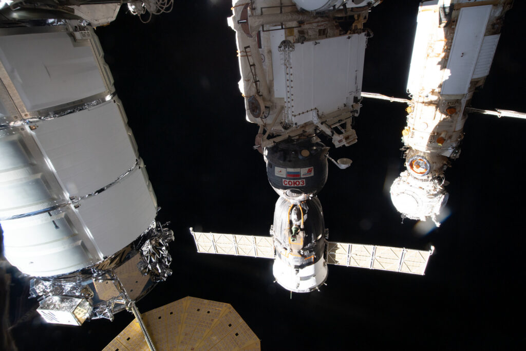 Une navette Soyuz est arrimée à la station spatiale internationale // Source : Nasa Jonhson / Flickr Une navette Soyuz est arrimée à la station spatiale internationale // Source : Nasa Jonhson / Flickr
