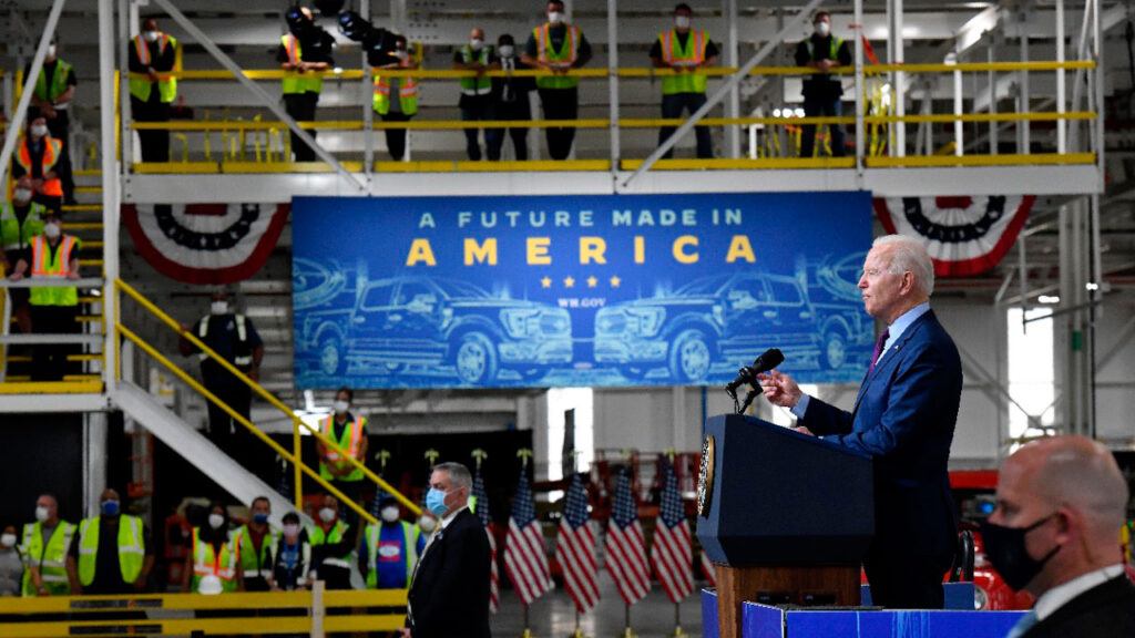 Joe Biden en visite chez Ford USA // Source : Ford USA Joe Biden en visite chez Ford USA // Source : Ford USA