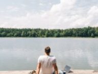 Un homme serein devant un lac parce que son smartphone et son PC sont protégés par un antivirus. // Source : iStock via Bitdefender