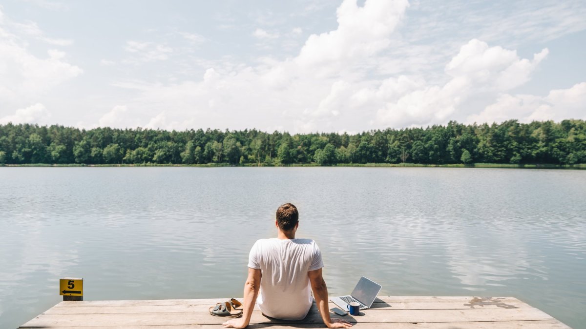 Un homme serein devant un lac parce que son smartphone et son PC sont protégés par un antivirus. // Source : iStock via Bitdefender Un homme serein devant un lac parce que son smartphone et son PC sont protégés par un antivirus. // Source : iStock via Bitdefender