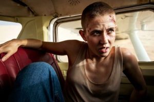 Au fur et à mesure de son voyage, Julie (Marie Reuther) ressemble de plus en plus à Furiosa de Mad Max : Fury Road // Source : HBO Max/Canal+
