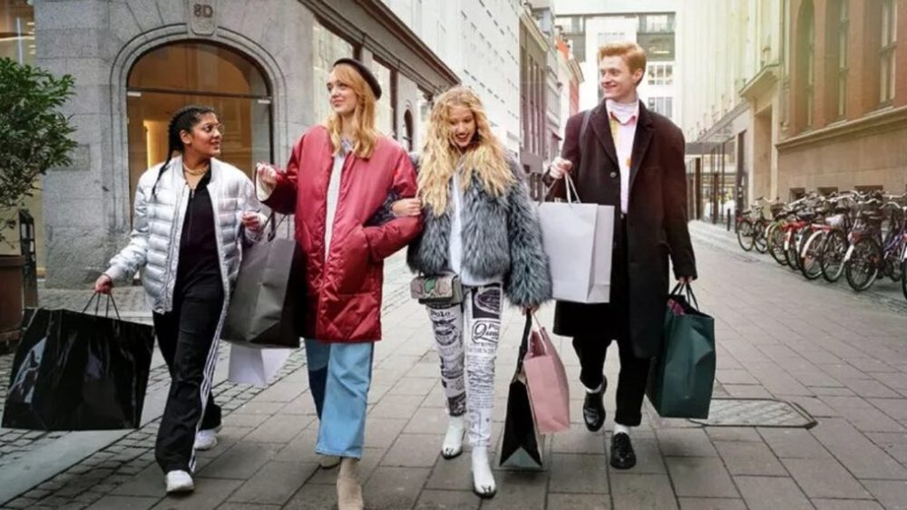 Julie menait une vie de rêve, entre shopping entre amis et compte en banque sans limite // Source : Capture d'écran HBO Max/Canal + Julie menait une vie de rêve, entre shopping entre amis et compte en banque sans limite // Source : Capture d'écran HBO Max/Canal +
