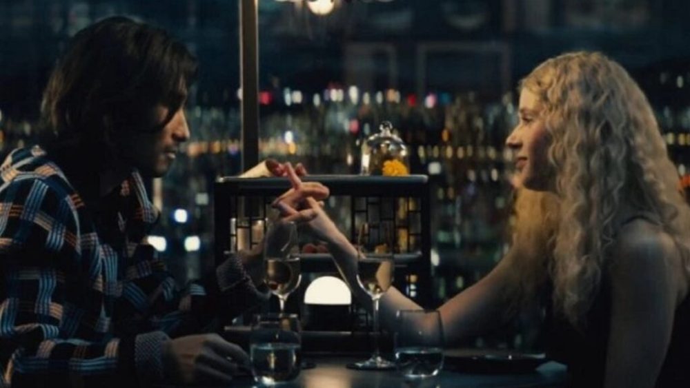 Julie rencontre de nombreux protagonistes pendant son aventure // Source : Capture d'écran HBO Max/Canal+ Julie rencontre de nombreux protagonistes pendant son aventure // Source : Capture d'écran HBO Max/Canal+