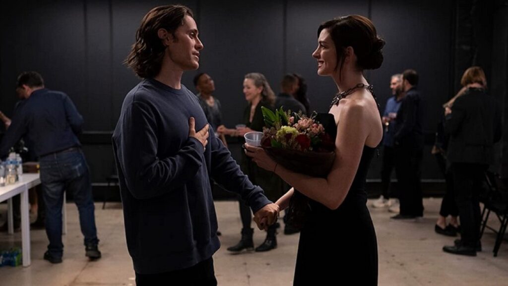 Malgré des performances un brin caricaturales, Jared Leto et Anne Hathaway portent WeCrashed // Source : Apple TV+ Malgré des performances un brin caricaturales, Jared Leto et Anne Hathaway portent WeCrashed // Source : Apple TV+